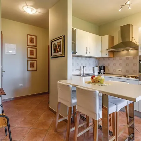 Two-bedroom In Lejlighed Peroj